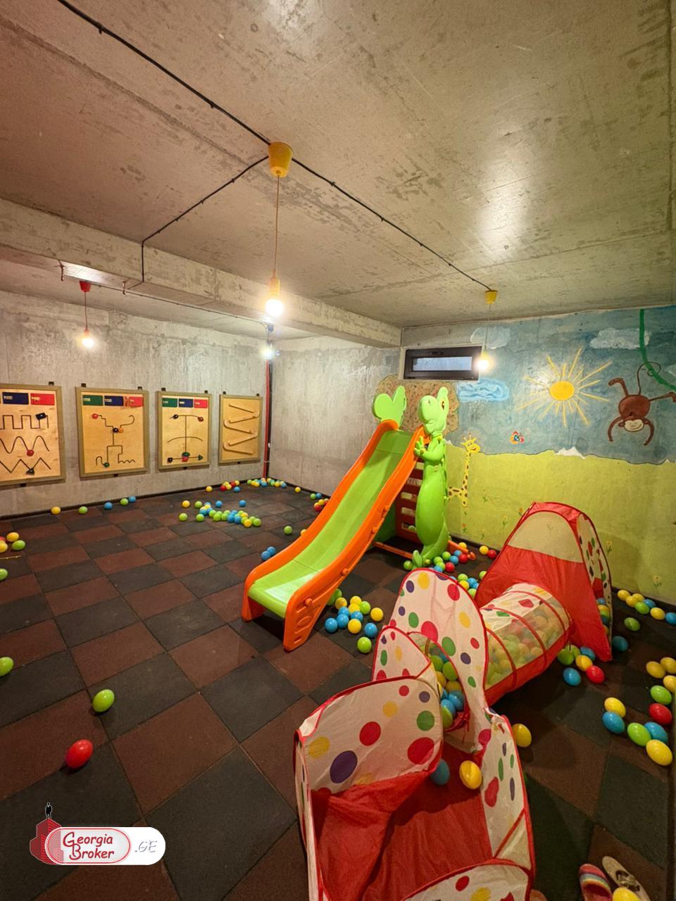 იყიდება ახალი გარემონტებული 12 ოთახიანი სახლი